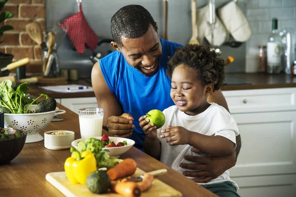 Padre Africano Hijo Cocinando Alimentos Saludables Juntos —  Fotos de Stock