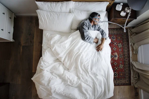 Homem Dormindo Com Uma Máscara Ronco — Fotografia de Stock