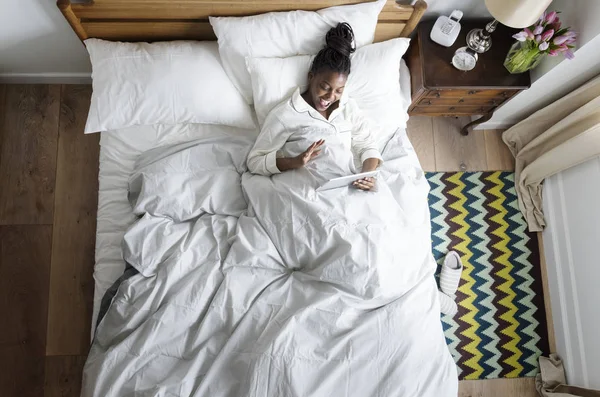 Усміхаючись Африканською Жінкою Використовуючи Відео Чат Ліжку — стокове фото