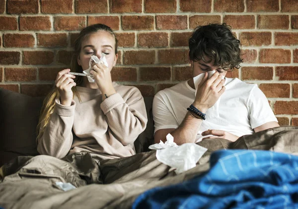 Pasangan Bersin Tempat Tidur Sakit — Stok Foto