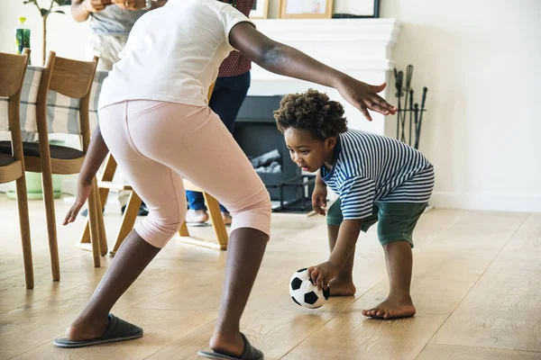 Crianças Africanas Jogando Bola Sala Estar — Fotografia de Stock