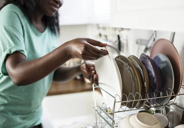 Black Woman Washed Dishes — Stock Photo, Image