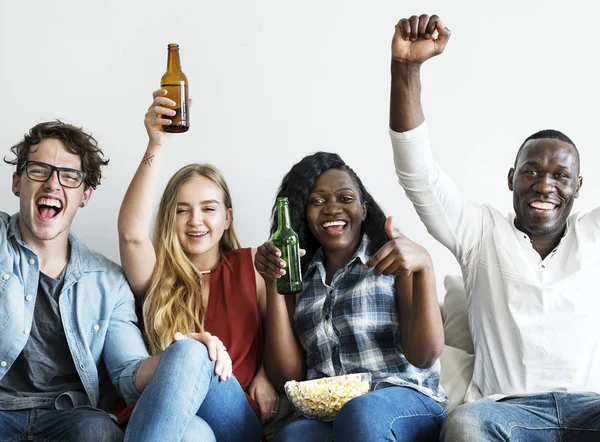 Groep Van Diverse Vrienden Drinken Juichen Tijdens Het Kijken Naar — Stockfoto
