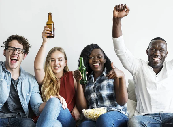 Grupo Amigos Diversos Bebendo Aplaudindo Enquanto Assistem Esportes Juntos — Fotografia de Stock