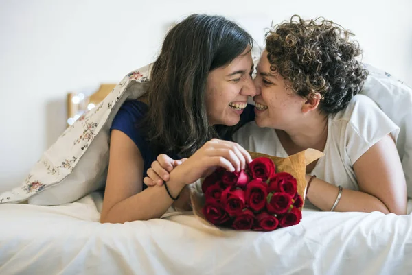 Lésbicas Casal Beijando Cama — Fotografia de Stock