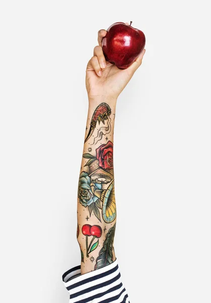 Menschliche Hand Mit Tätowierungen Vor Weißem Hintergrund Mit Rotem Apfel — Stockfoto