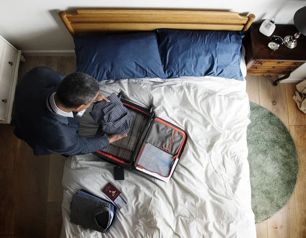 Vista Superior Homem Quarto Embalando Para Viajar — Fotografia de Stock