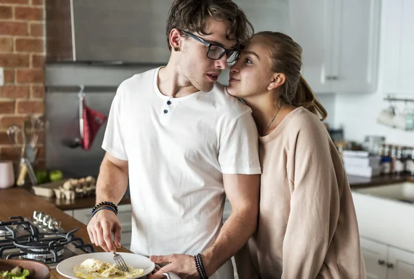 Kavkazský Pár Společné Vaření Kuchyni — Stock fotografie