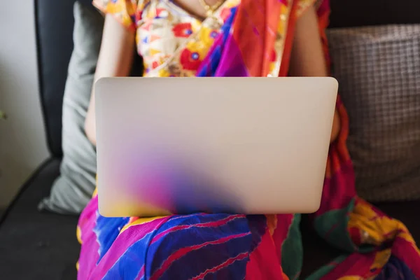 Ινδική Γυναίκα Χρησιμοποιεί Φορητό Υπολογιστή — Φωτογραφία Αρχείου