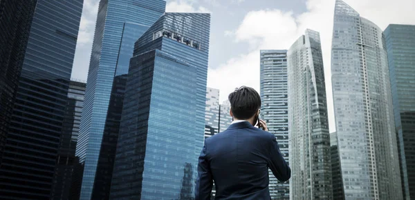 Volver Ver Hombre Negocios Hablando Teléfono Móvil Fondo Los Rascacielos — Foto de Stock