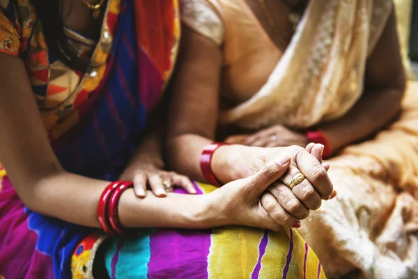 Zbliżenie Dwóch Indyjskich Kobiet Trzymając Się Ręce — Zdjęcie stockowe
