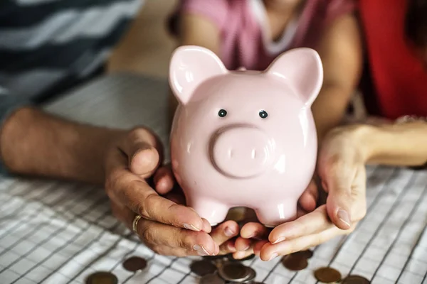 Criança Com Mãe Pai Segurando Banco Porquinho — Fotografia de Stock