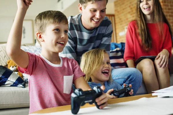 Familie Spielt Gemeinsam Fernsehen — Stockfoto
