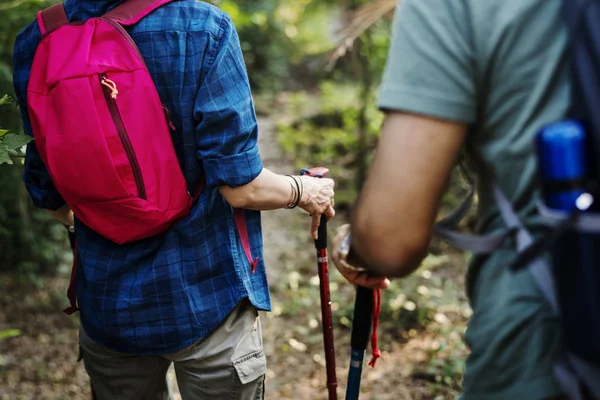 情侣背包在丛林中徒步旅行 — 图库照片