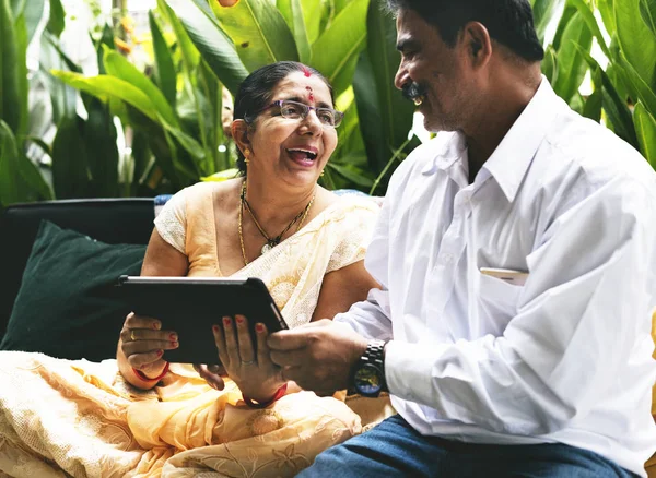 Ancianos Pareja India Usando Tableta Digital Sonriendo — Foto de Stock