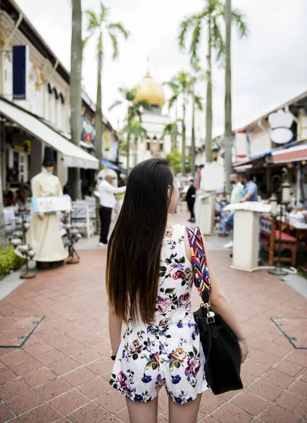 Asiatisk Kvinna Genom Basaren — Stockfoto