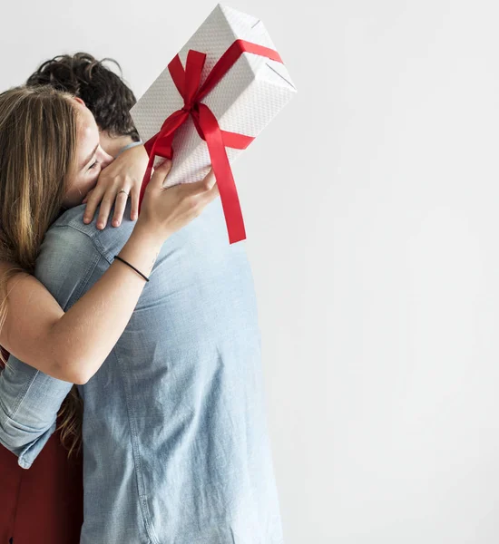 Frau Erhält Von Ihrem Liebhaber Eine Geschenkschachtel — Stockfoto