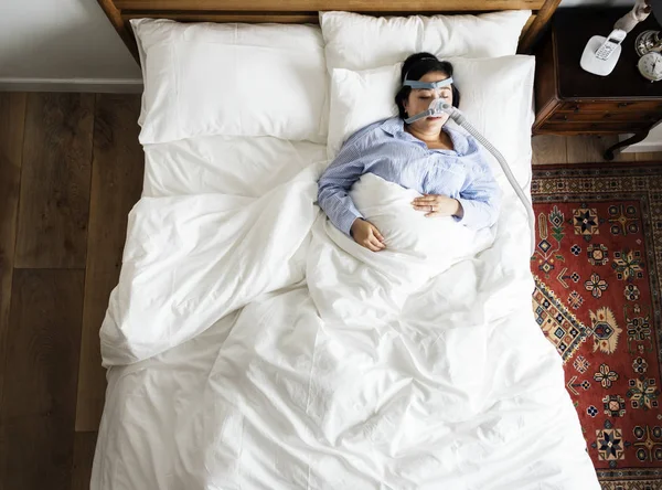 Жінка Спить Анти Сніжною Маскою — стокове фото