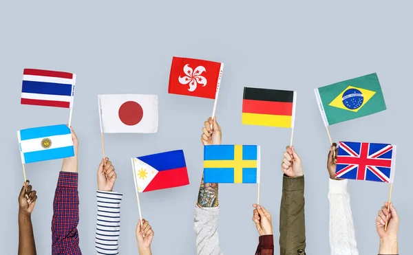 Διαφορετικοί Άνθρωποι Χέρια Κρατώντας Σημαίες Διαφορετικών Χωρών — Φωτογραφία Αρχείου
