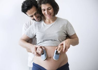 Bebek Ayakkabı tutan Çift