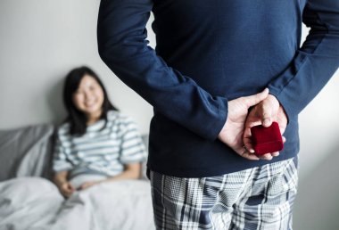 Adam kız arkadaşına evlenme teklif ediyor.