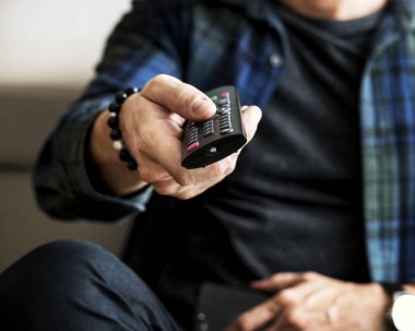 Beyaz adam TV uzaktan kumanda kullanarak