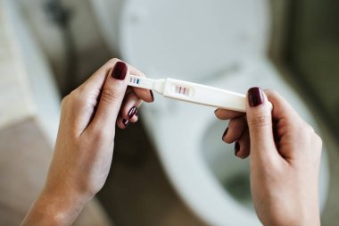 Hamilelik testi tutan kadın