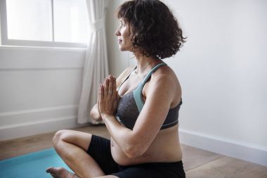 Hamile kadının yoga mat hafif egzersiz yapması