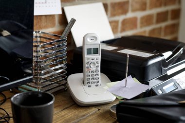 Ahşap masa kavramı üzerinde sabit telefon closeup