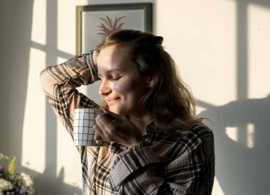 Kafkas kadın sabah kahve içer