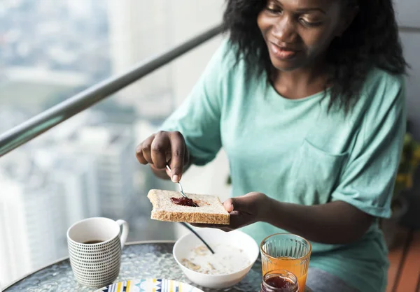 Черная Женщина Завтракает Балконе — стоковое фото