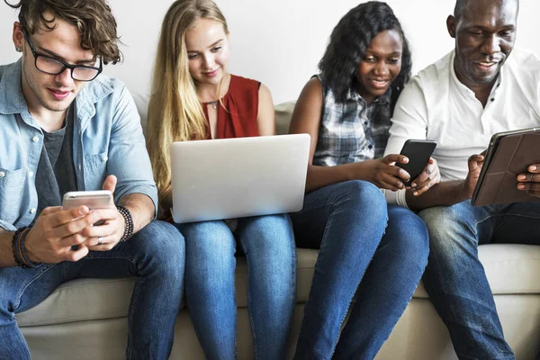 Groep Van Diverse Vrienden Opknoping Uit Het Gebruik Van Digitale — Stockfoto