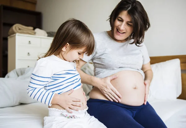 Gravid Mamma Spendera Tid Tillsammans Med Sin Dotter — Stockfoto