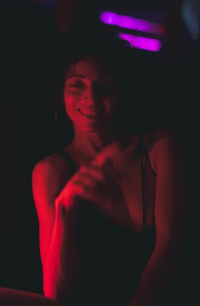 Retrato Mulher Sorrindo Bar Escuro Com Luz Vermelha — Fotografia de Stock