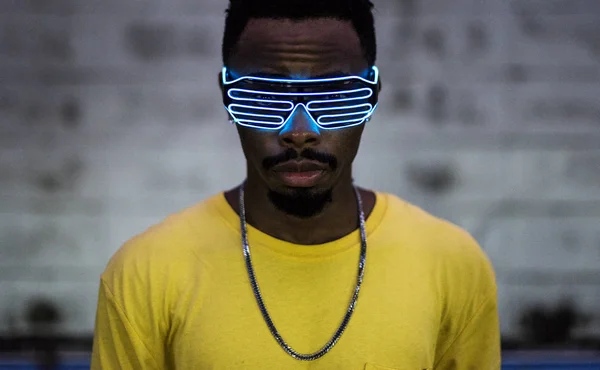 Framsida Afrikanska Mannen Cool Självlysande Glasögon — Stockfoto