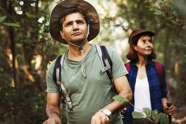 Paar Mit Rucksack Wandert Gemeinsam Dschungel — Stockfoto