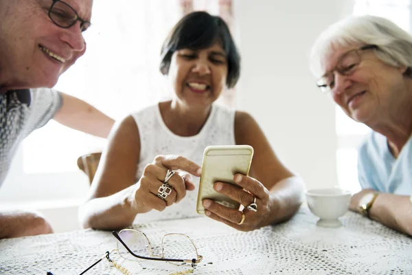 Groep Van Diverse Senior Mensen Gebruik Mobiele Telefoon — Stockfoto