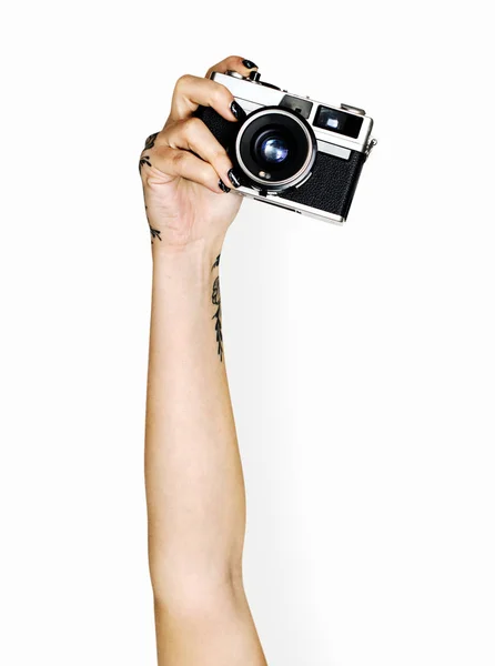 Mão Humana Com Tatuagens Contra Fundo Branco Segurando Câmera Vintage — Fotografia de Stock