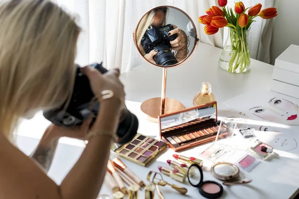 Blogueur Beauté Prenant Des Photos Cosmétiques — Photo