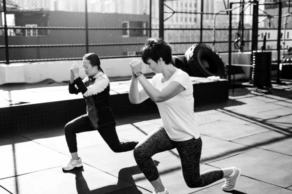两位妇女在健身馆锻炼 — 图库照片