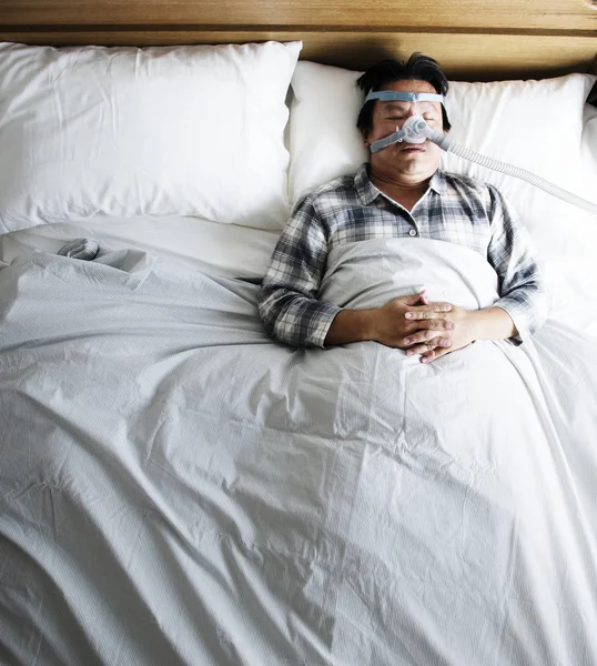 Homem Dormindo Com Uma Máscara Ronco — Fotografia de Stock