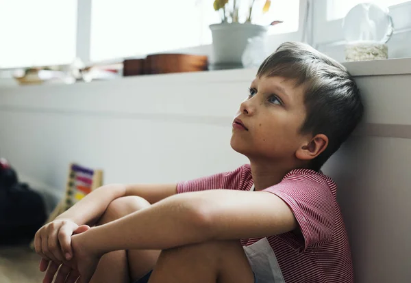 Depresyon Ile Katta Oturan Genç Çocuk — Stok fotoğraf