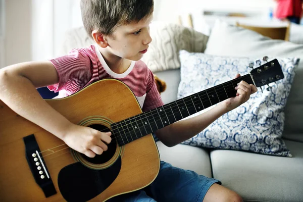 Niño Jugando Guitarra Casa — Foto de Stock