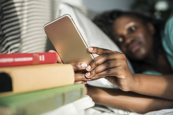 Αφρικανική Γυναίκα Χρησιμοποιώντας Τηλέφωνο Στο Κρεβάτι — Φωτογραφία Αρχείου