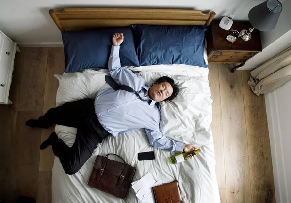 Borracho Asiático Hombre Negocios Quedarse Dormido Tan Pronto Como Regresó —  Fotos de Stock