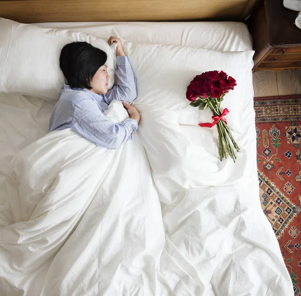 Mulher Dormindo Perto Buquê Flor Cama — Fotografia de Stock