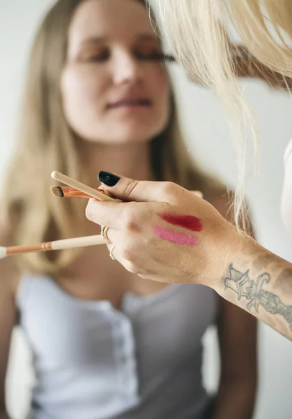 Mestre Fazendo Maquiagem Para Uma Mulher — Fotografia de Stock