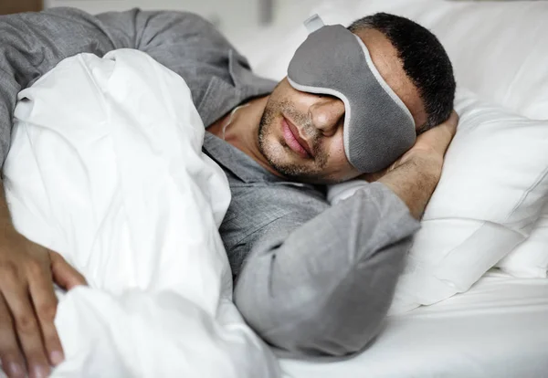 Hombre Durmiendo Con Una Máscara Dormir — Foto de Stock