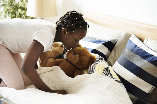 Νέοι Έφηβος Αφρικής Κορίτσι Φιλί Αρκουδάκι Στο Κρεβάτι — Φωτογραφία Αρχείου