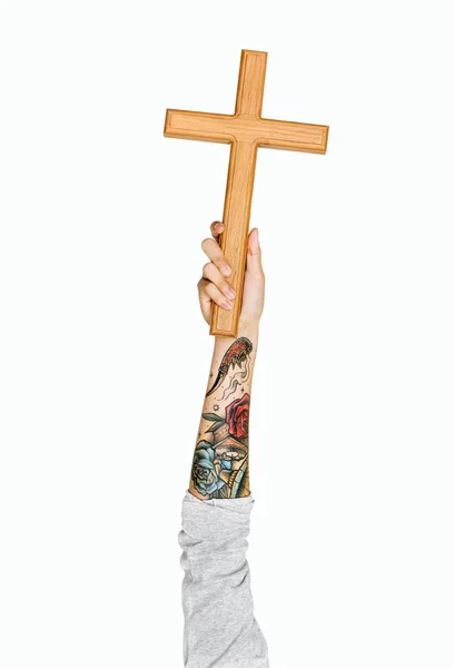 Ludzką Ręką Tatuażami Białym Tle Gospodarstwa Drewniany Krzyż — Zdjęcie stockowe